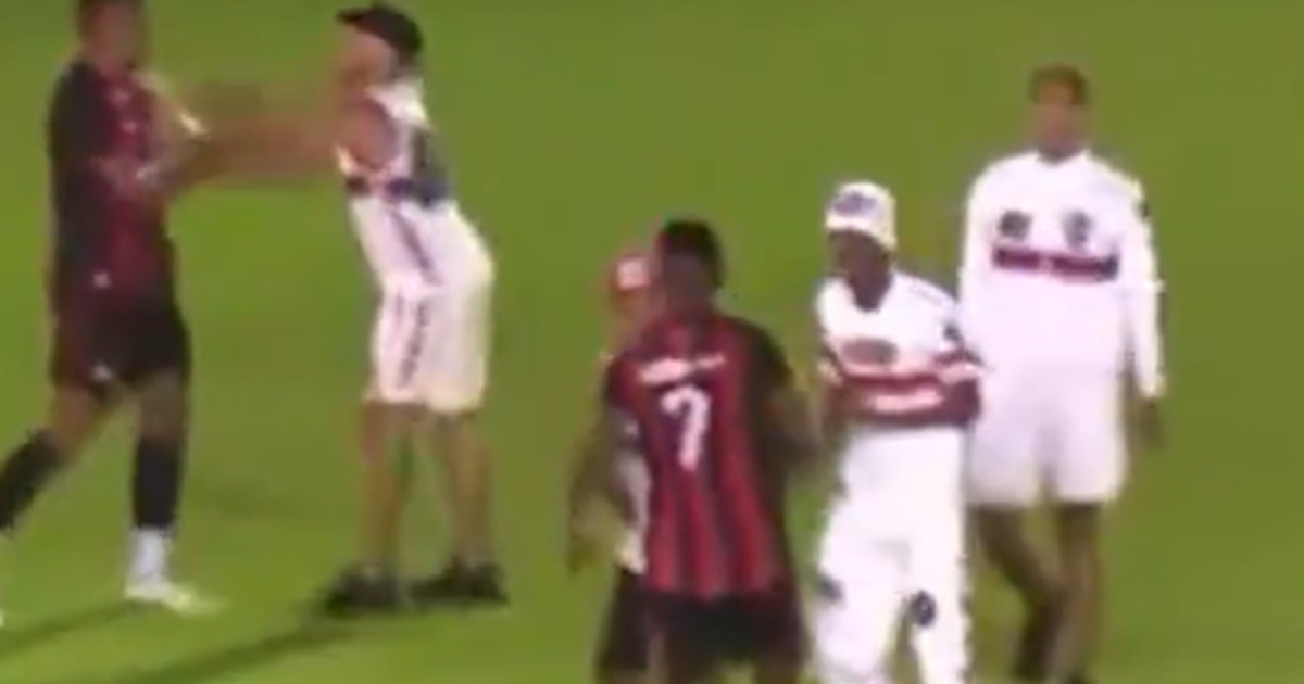 Adeptos invadem relvado no Brasil e agridem jogadores da própria equipa (vídeo)