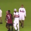 Adeptos invadem relvado no Brasil e agridem jogadores da própria equipa (vídeo)
