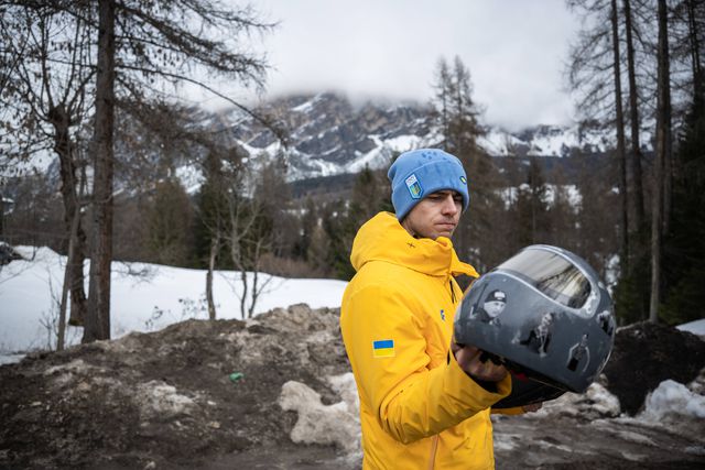 Vladyslav Heraskevych e o capacete que tem pintadas as caras de mais de 20 atletas e treinadores ucranianos que morreram durante o conflito com a Rússia