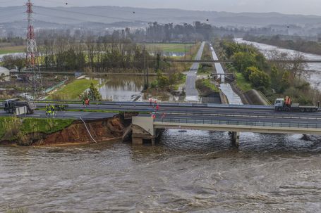 Um troço da autoestrada A1, a principal via que liga Lisboa ao Porto, colapsou na noite de quarta-feira em Coimbra, na sequência da rutura da barragem de Casais - Foto: MIGUEL A. LOPES/LUSA