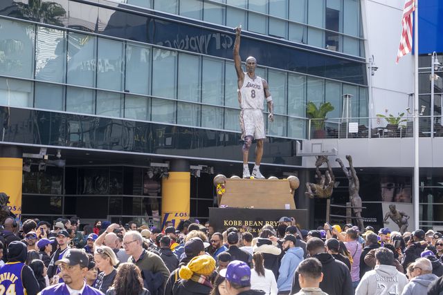 Descoberta de erros na estátua de Kobe Bryant paralisam site alemão