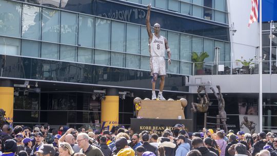 Descoberta de erros na estátua de Kobe Bryant paralisam site alemão