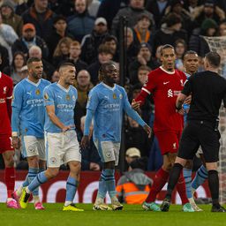 Chefe dos árbitros explica polémica decisão em lance do Liverpool-City