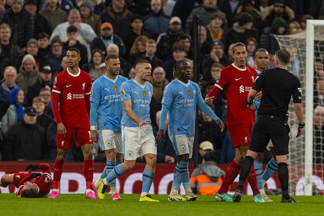 Lance polémico no Liverpool-City: Walker ‘aplaude’ decisão do árbitro