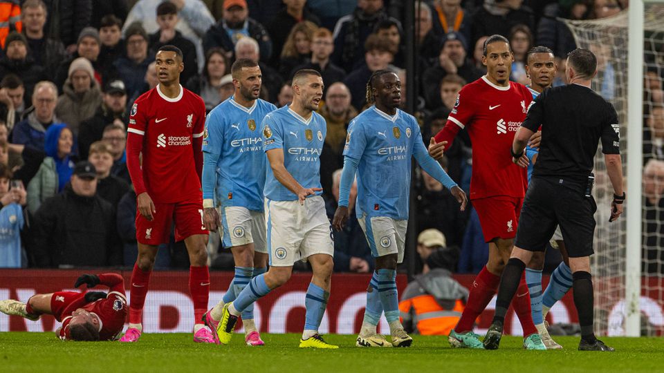 Chefe dos árbitros explica polémica decisão em lance do Liverpool-City