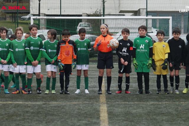 Lara Santos, a árbitra de 14 anos que resiste ao frio e à chuva de insultos que ouve semanalmente