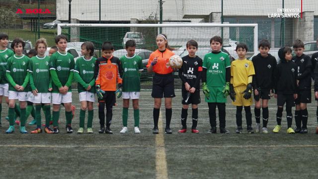 Lara Santos, a árbitra de 14 anos que resiste ao frio e à chuva de insultos que ouve semanalmente