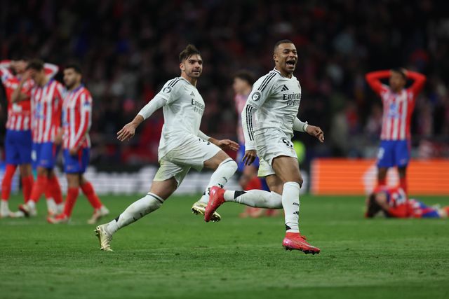 Mbappé e Acensio a celebrarem o apuramento do Real Madrid, após o penálti de Rudiger