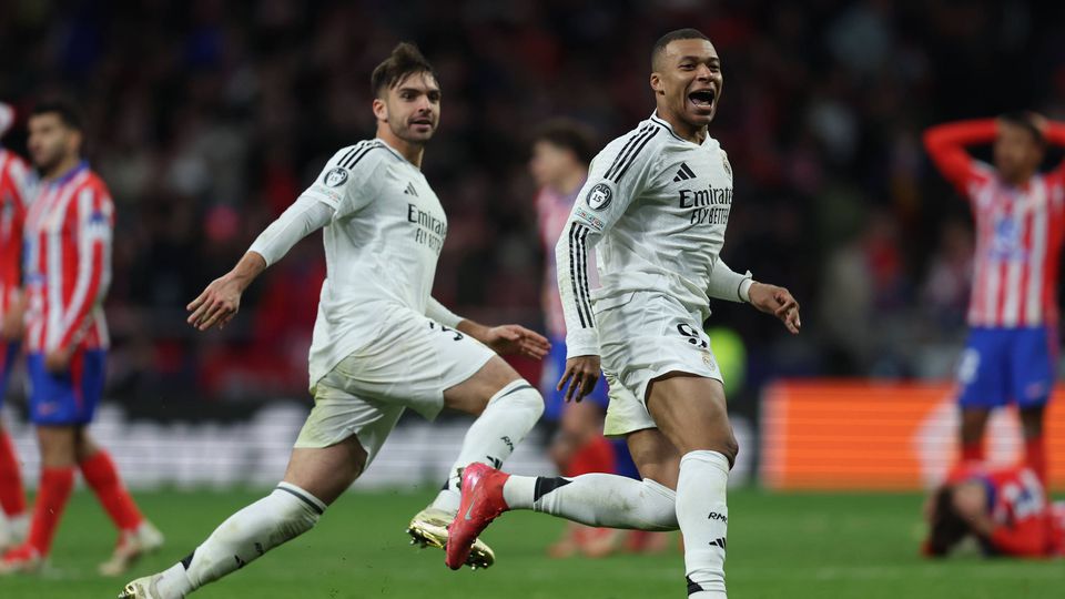 Mbappé e Acensio a celebrarem o apuramento do Real Madrid, após o penálti de Rudiger