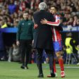 Abraço entre Carlo Ancelotti e Giuliano Simeone