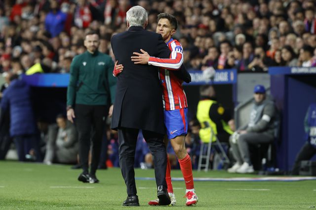 Abraço entre Carlo Ancelotti e Giuliano Simeone