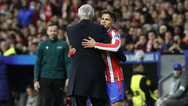 VÍDEO: filho de Diego Simeone faz carrinho sobre Ancelotti