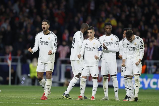 Jogadores do Real Madrid a celebrarem uma grande penalidade falhada pelo Atlético
