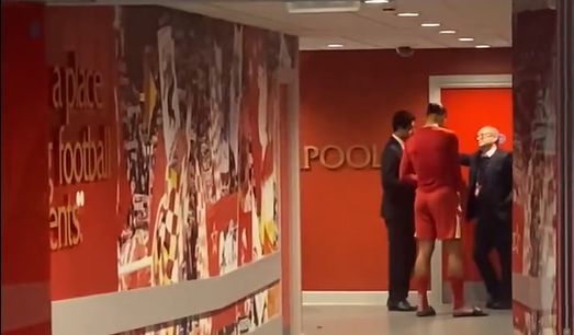 Van Dijk 'apanhado' em conversa com Luís Campos e presidente do PSG