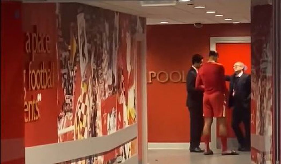 Van Dijk conversa com Al-Khelaifi e Luís Campos