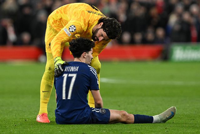 Alisson e Vitinha no Liverpool-PSG