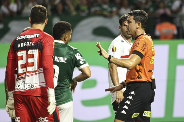 Vítor Roque e o árbitro Flávio de Souza
