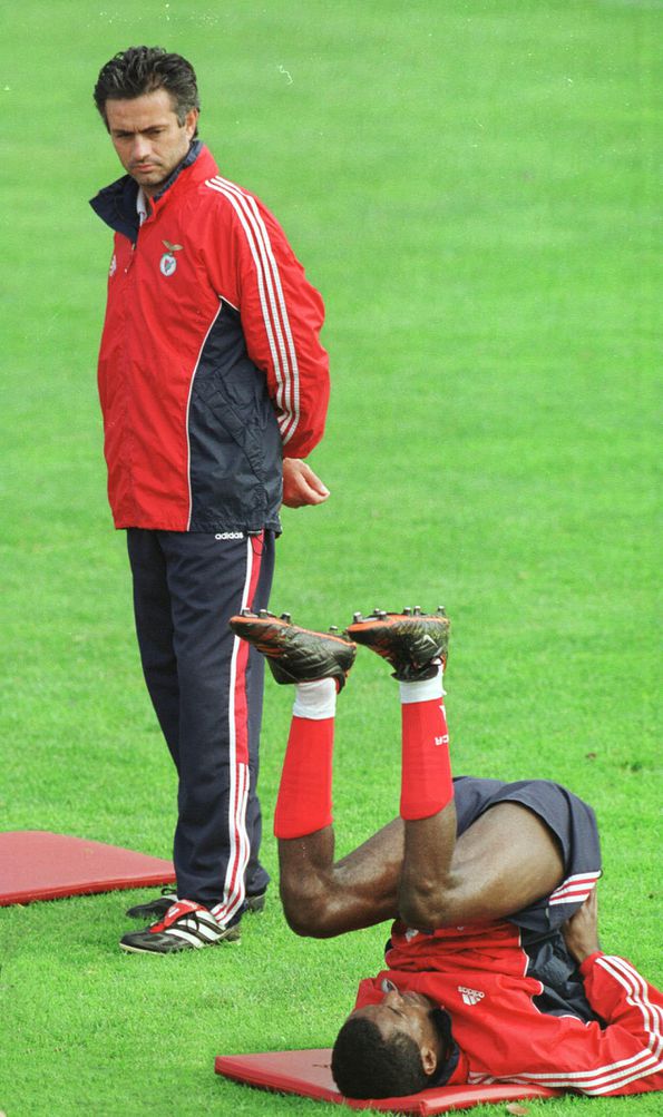 José Mourinho observa Sabry a fazer alongamentos