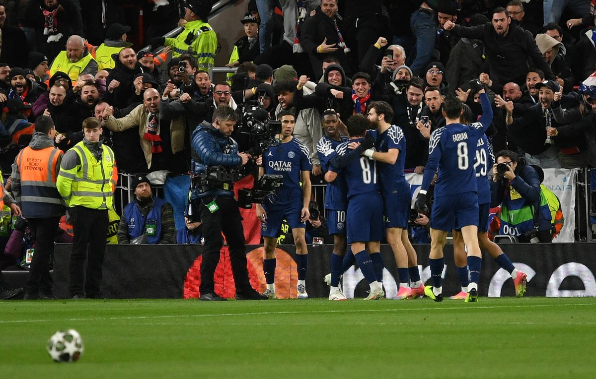 Antigo internacional francês provocou desacatos e foi expulso de Anfield durante o Liverpool-PSG