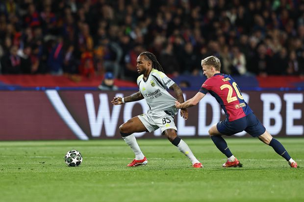 Renato Sanches perseguido por Dani Olmo no Barcelona-Benfica (IMAGO)