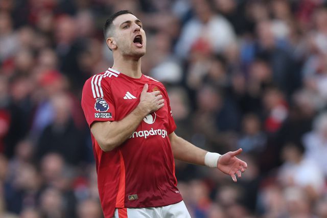 Diogo Dalot bate no peito depois de o Man. United marcar um golo ao Arsenal