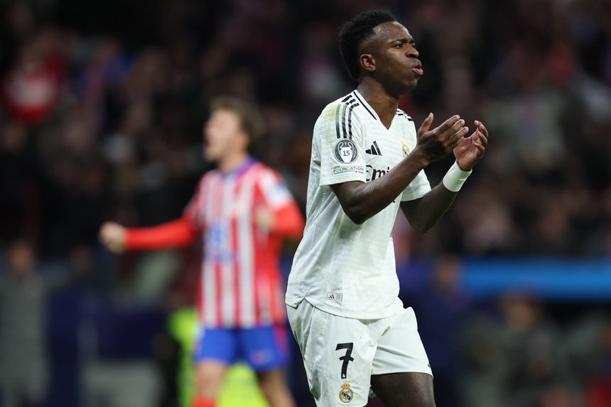 Vinícius Júnior frustrado por não ter conseguido converter o penálti