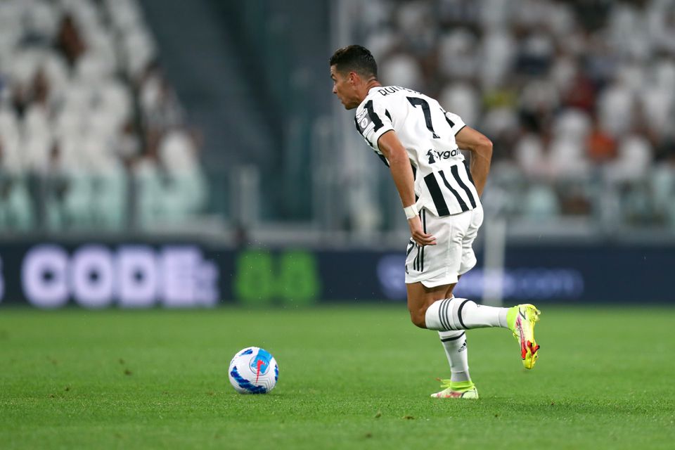 Cristiano Ronaldo, com a camisola da Juventus, tenta o remate com o pé direito