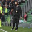 Luís Freire, treinador do Vitória Sport Clube (que nesta noite de quinta-feira, 13 de março, recebe o Betis para a segunda mão dos oitavos da UEFA Conference League) dá instruções aos seus jogadores em casa do Betis durante o jogo da primeira mão