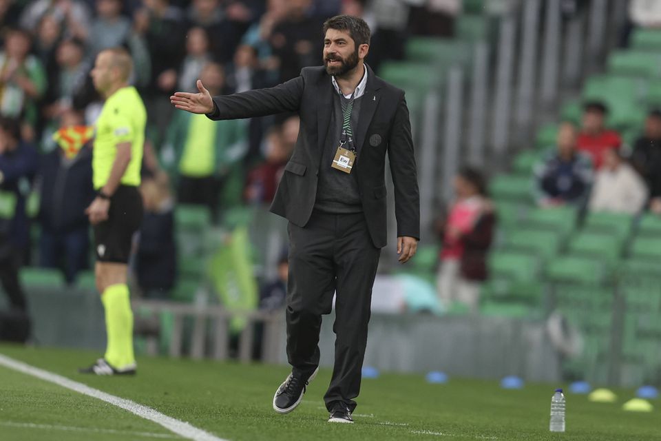 Luís Freire, treinador do Vitória Sport Clube (que nesta noite de quinta-feira, 13 de março, recebe o Betis para a segunda mão dos oitavos da UEFA Conference League) dá instruções aos seus jogadores em casa do Betis durante o jogo da primeira mão