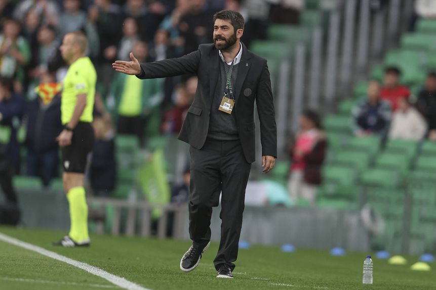Luís Freire, treinador do Vitória Sport Clube (que nesta noite de quinta-feira, 13 de março, recebe o Betis para a segunda mão dos oitavos da UEFA Conference League) dá instruções aos seus jogadores em casa do Betis durante o jogo da primeira mão