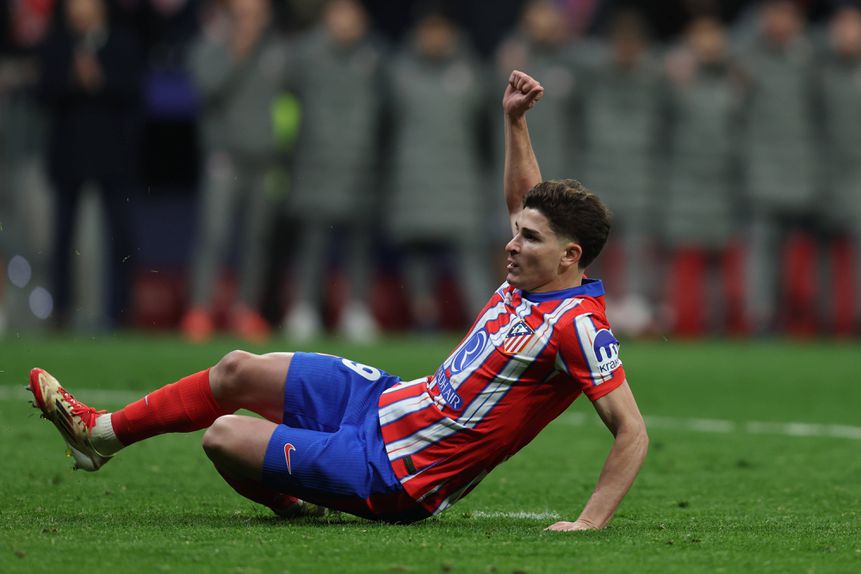 Julián Álvarez no relvado, depois de cobrar o penálti