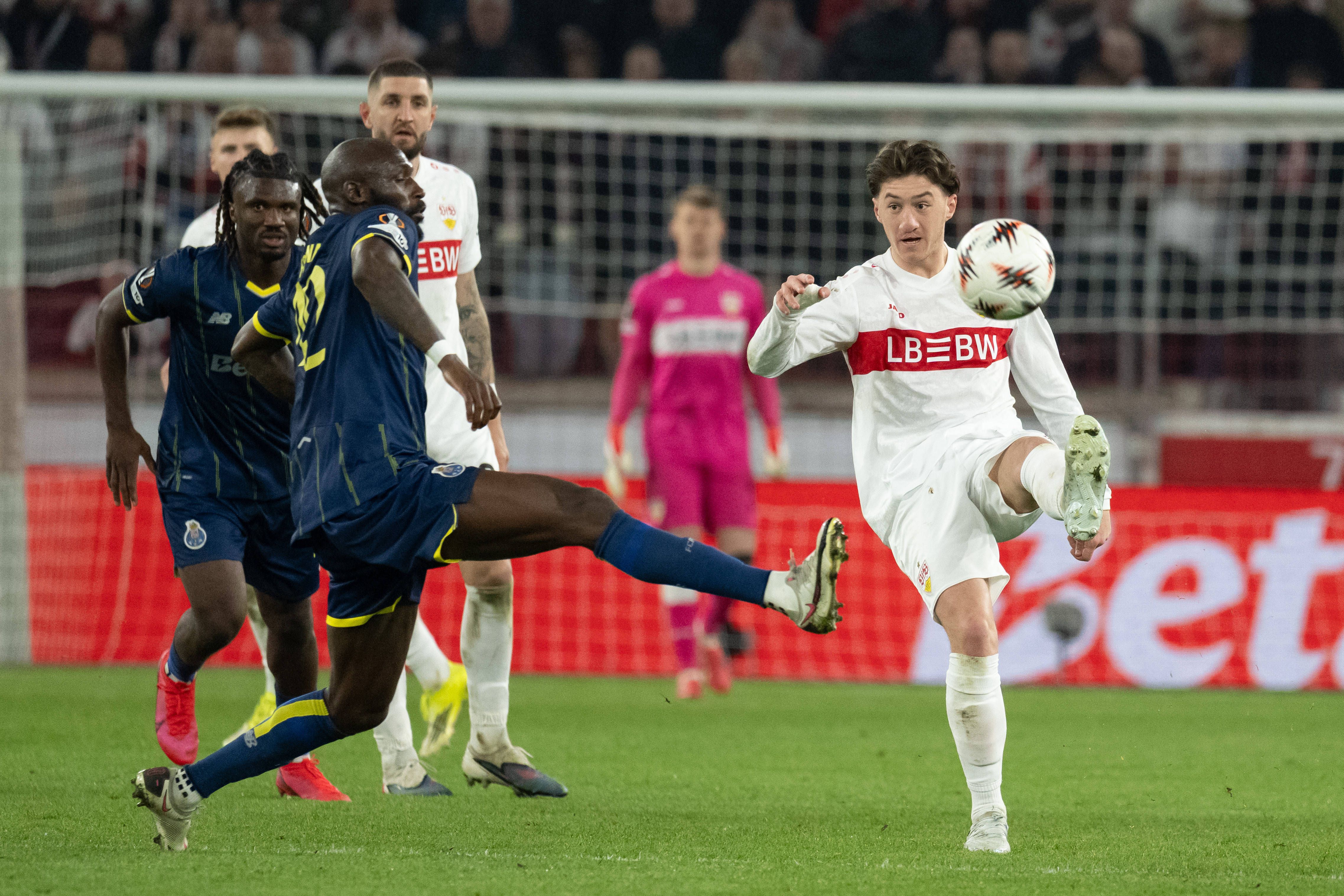 Stiller e Fofana lutam pela bola. Foto: IMAGO