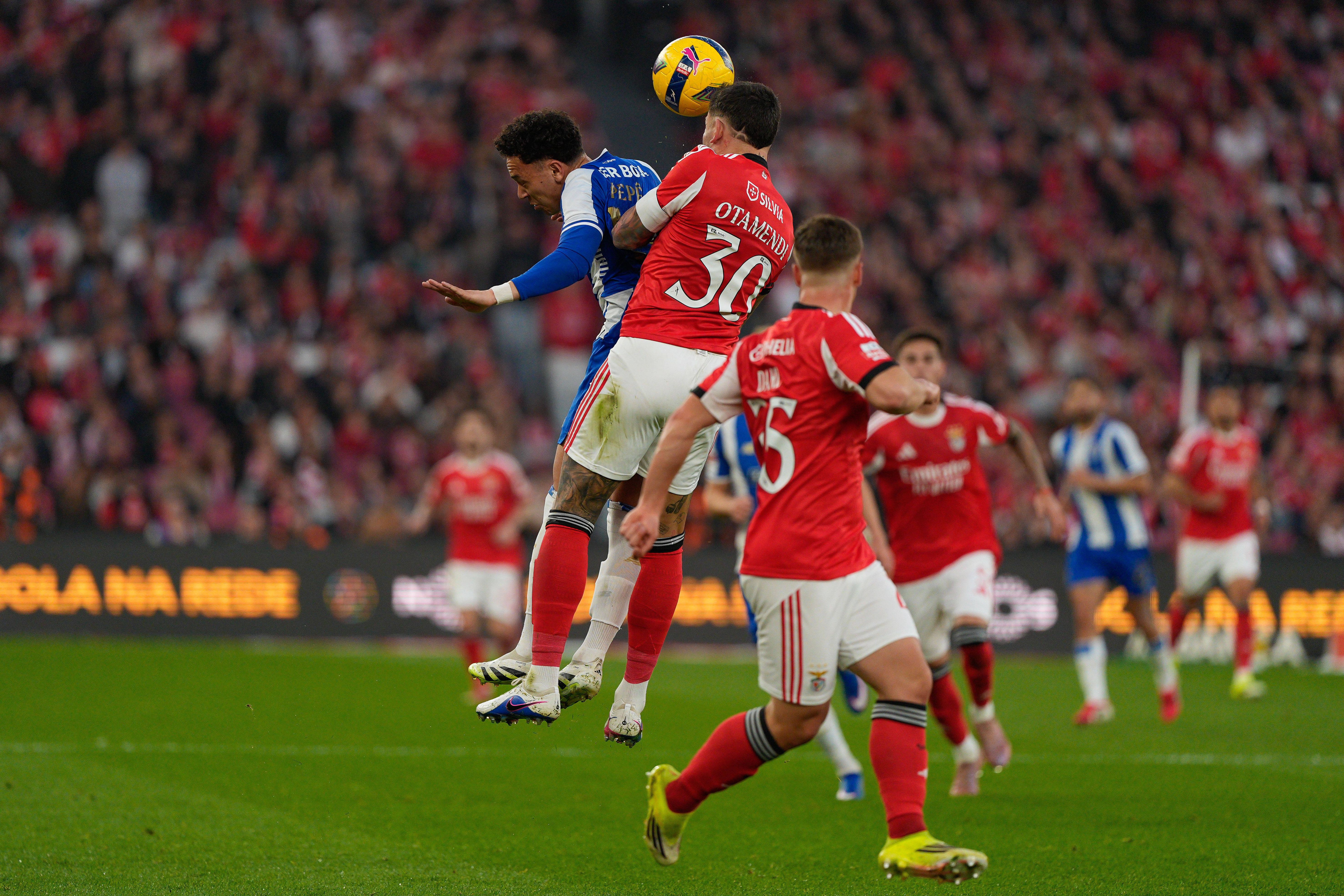 Otamendi tenta ganhar nas alturas a Pepê