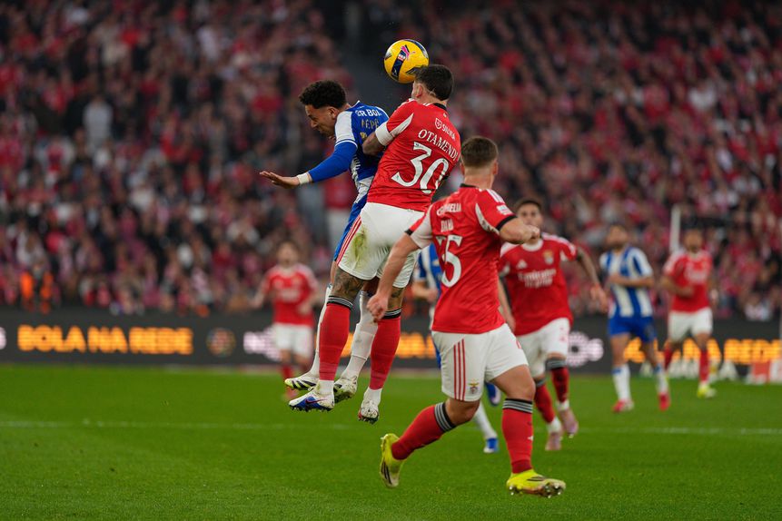 Otamendi tenta ganhar nas alturas a Pepê