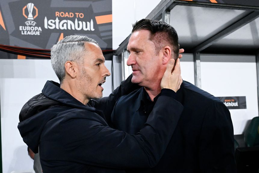 Carlos Vicens (treinador do SC Braga) e Robbie Keane (treinador do Ferencváros) - Foto: EPA/Robert Hegedus
