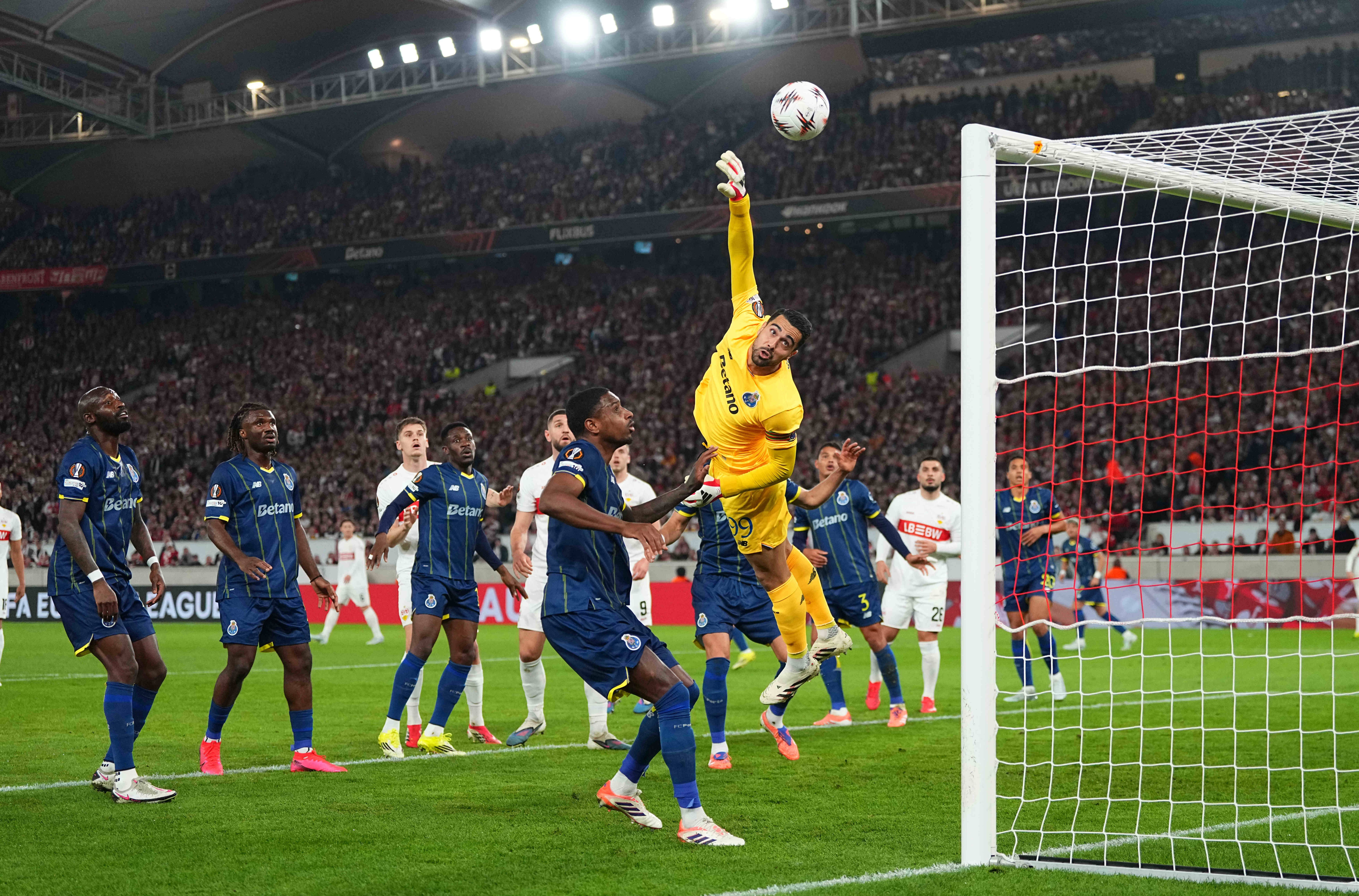 Diogo Costa a voar. Foto: IMAGO