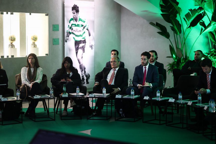 Os representantes de vários departamentos da FIFA puderam constatar as transformações significativas desde a última inspeção - Foto: SPORTING CP
