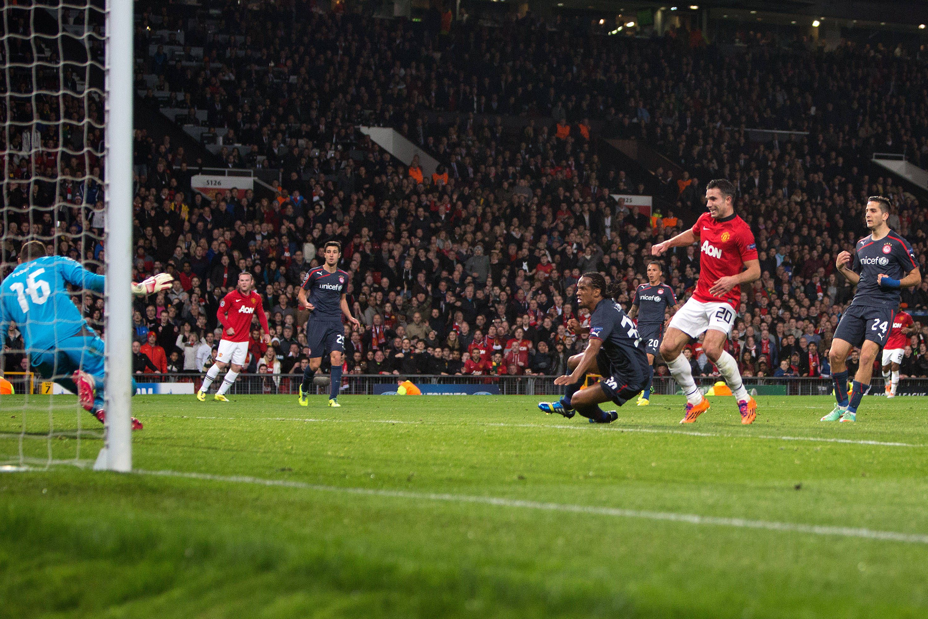 O Olympiakos venceu por 2-0 na Grécia e deixou o Manchester United em situação delicada. Em Old Trafford, contudo, Robin van Persie assumiu o protagonismo: marcou três golos e conduziu os ingleses a uma vitória por 3-0, garantindo os oitavos. IMAGO