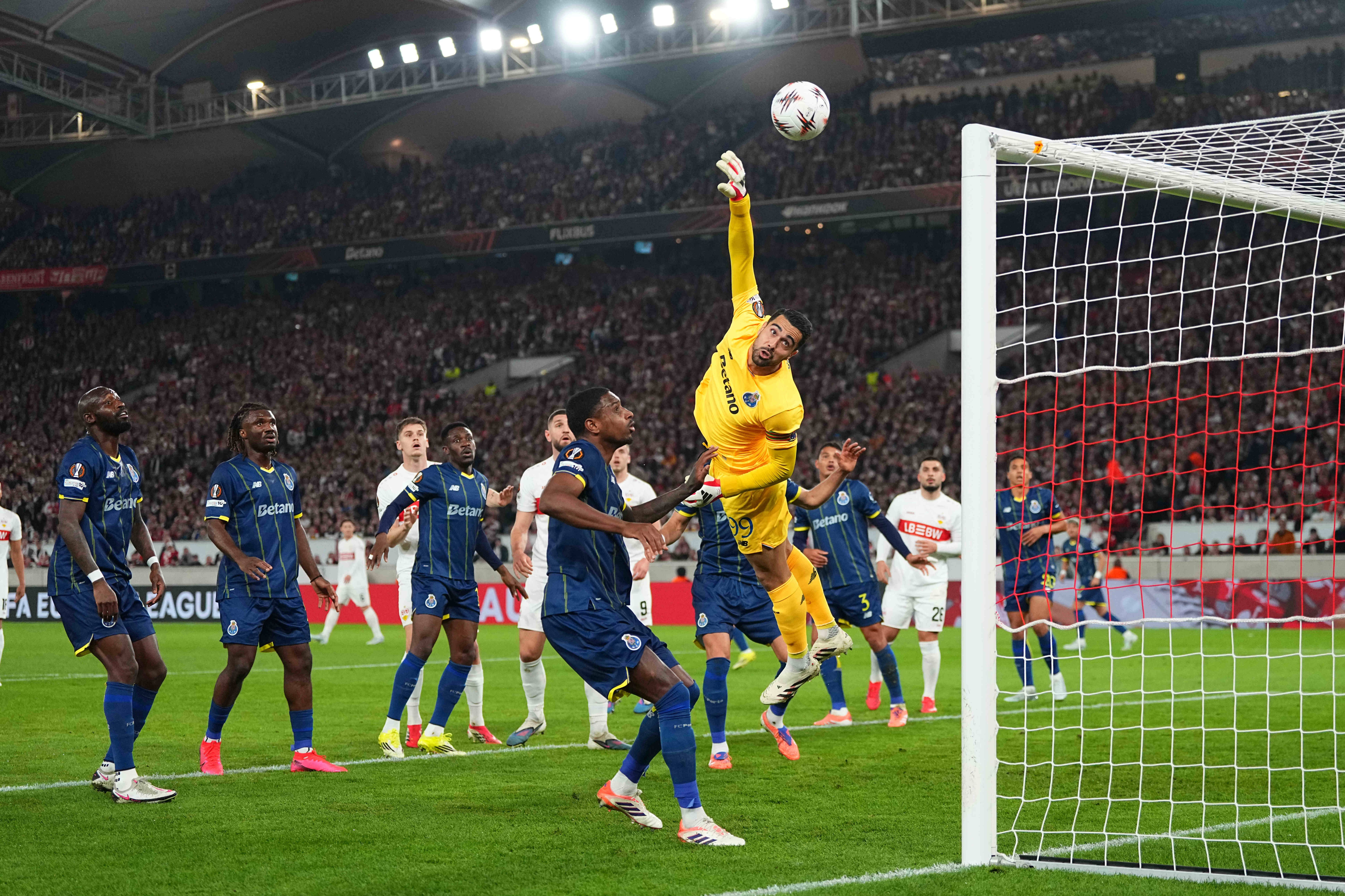 A segurança e tranquilidade de Diogo Costa foi fundamental para a vitória em Estugarda - Foto: IMAGO