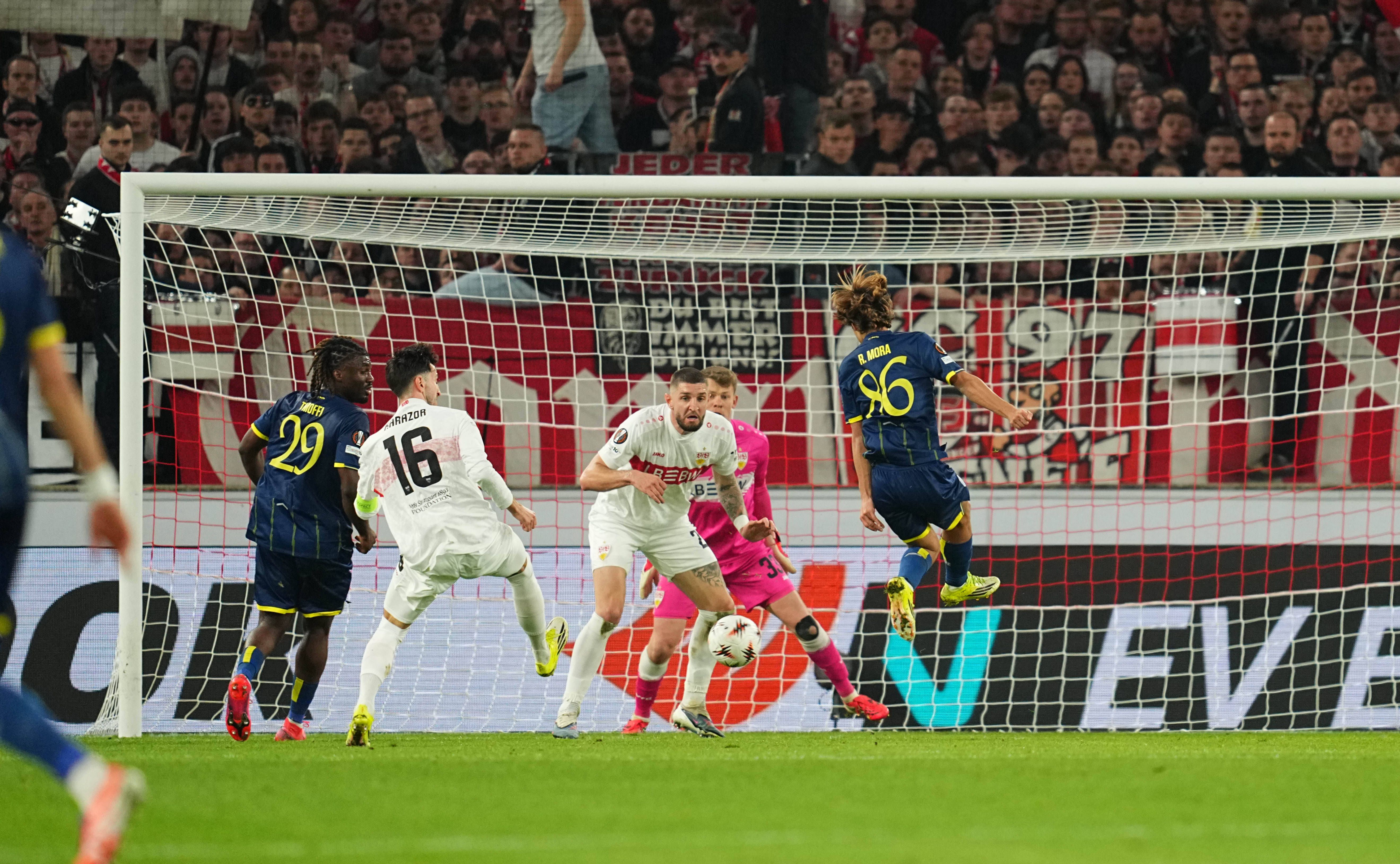 Momento em que Mora fez o segundo do FC Porto. Foto: IMAGO