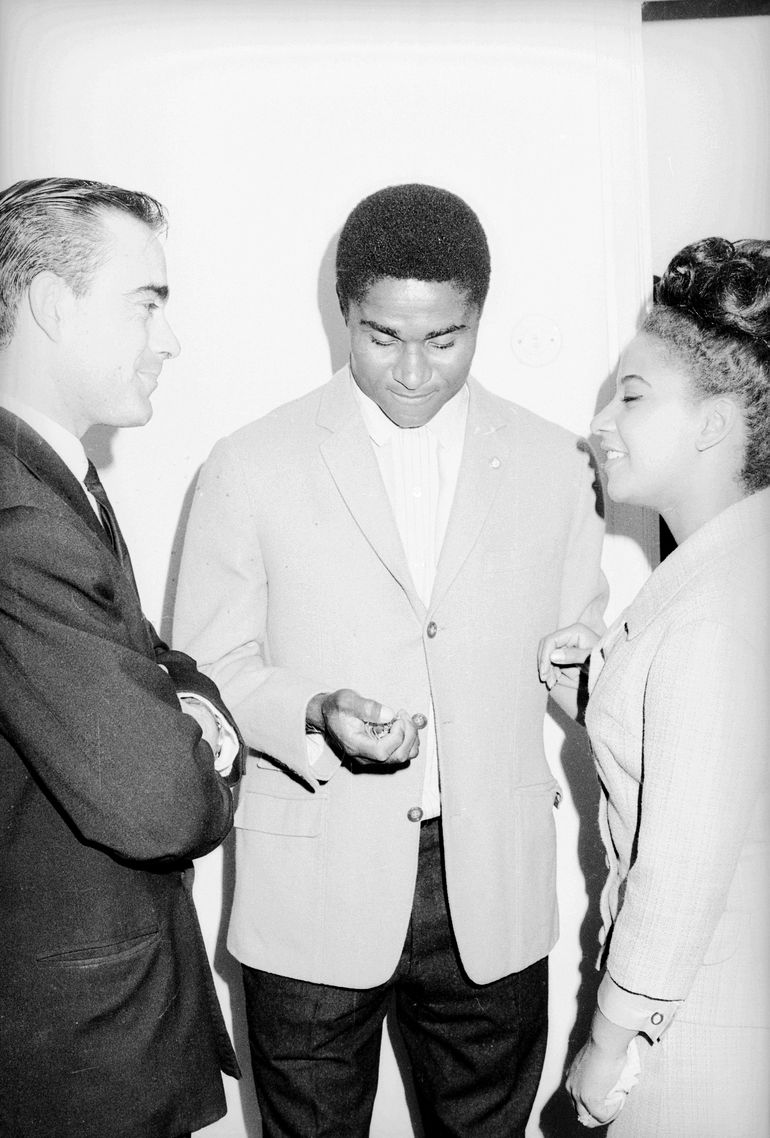 Mário Zambujal com Eusébio e a mulher, Flora - Foto: A BOLA