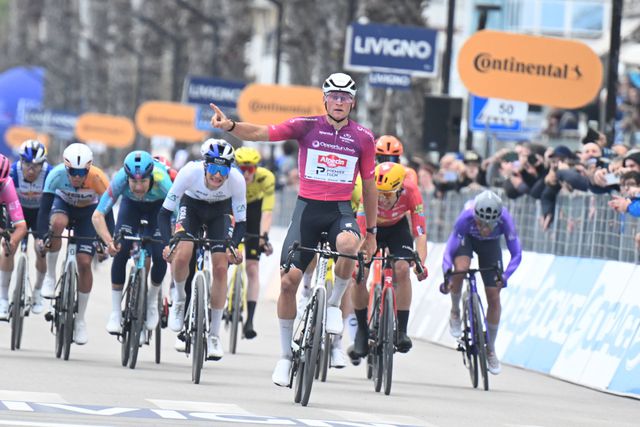 Van der Poel vence batalha explosiva no Tirreno-Adriático