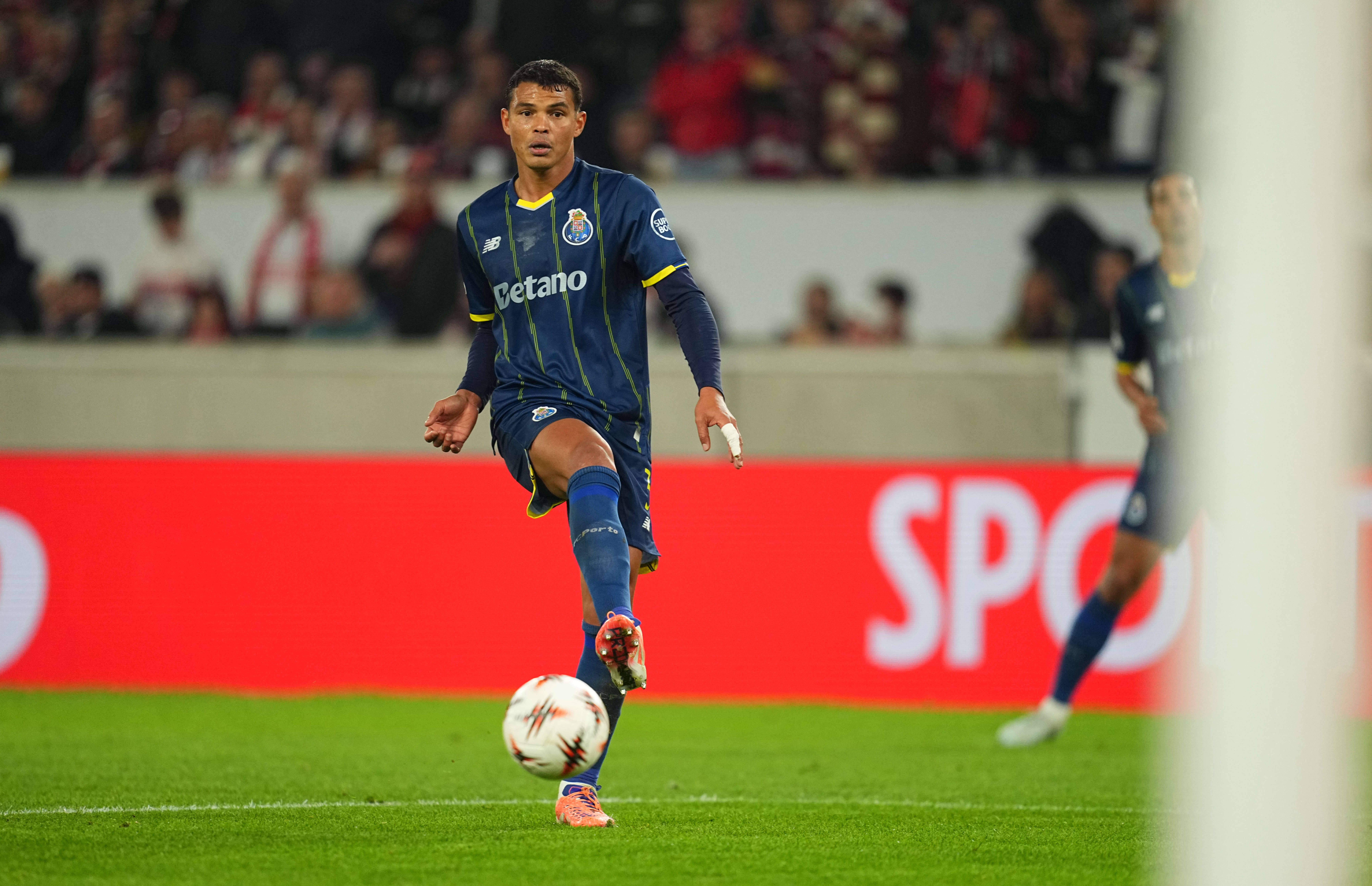 Thiago Silva foi titular no eixo central da defesa azul e branca. Foto: IMAGO