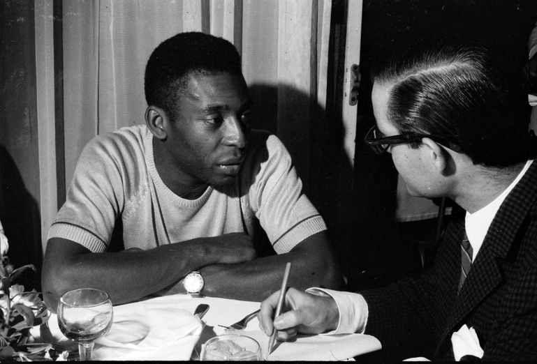 Mário Zambujal com Pelé - Foto: A BOLA