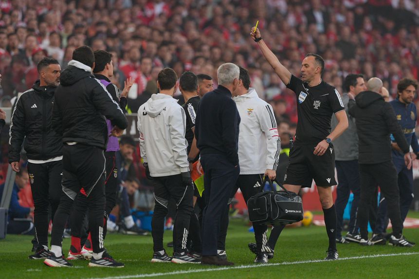 Mourinho e João Pinheiro, no clássico