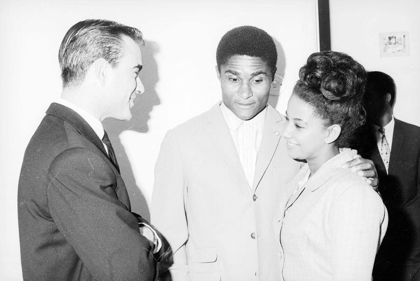 Mário Zambujal com Eusébio e a mulher, Flora - Foto: A BOLA