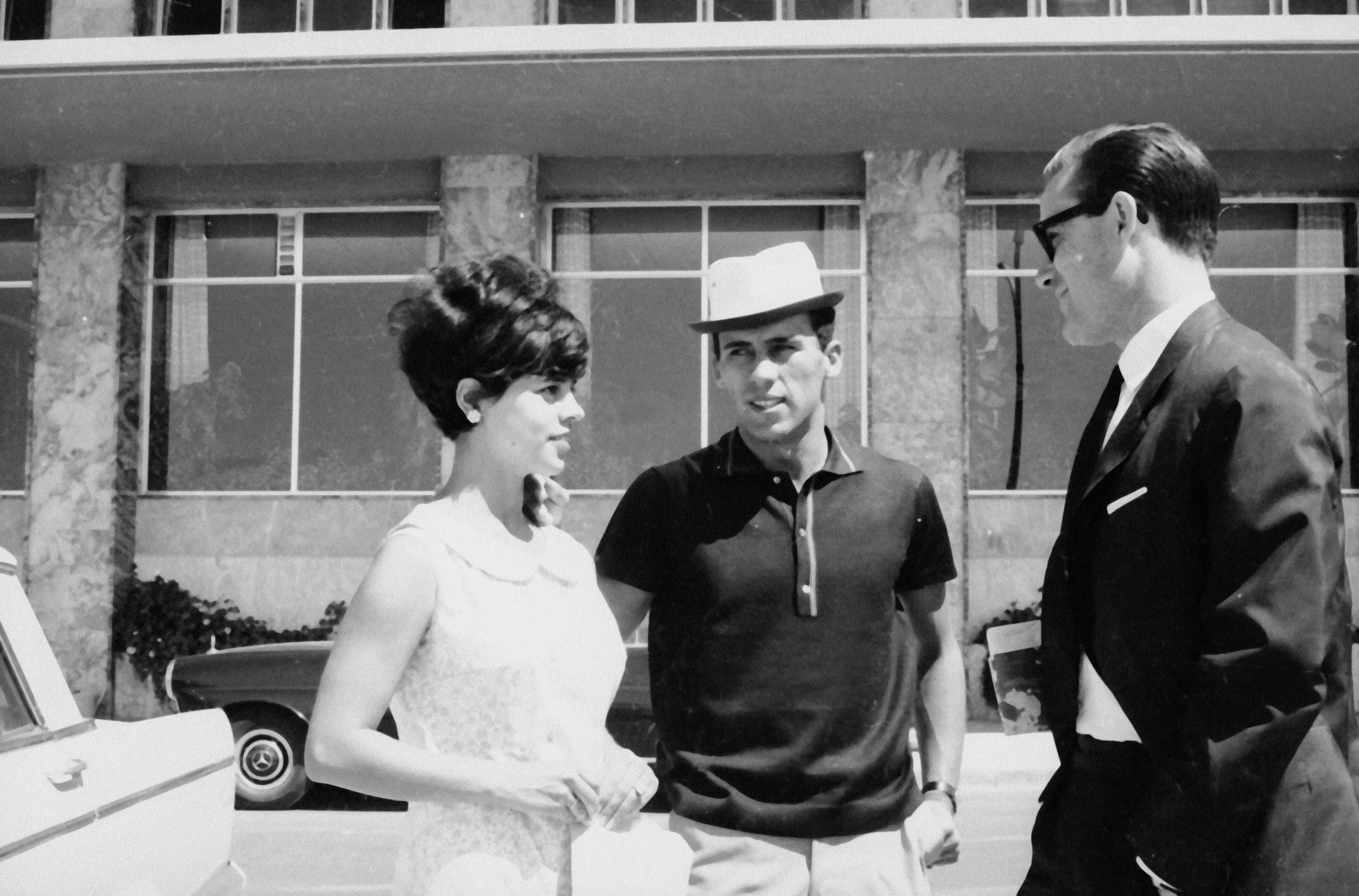 Mário Zambujal com Amancio e a mulher, no Estoril, onde o casal passou a lua de mel - Foto: A BOLA