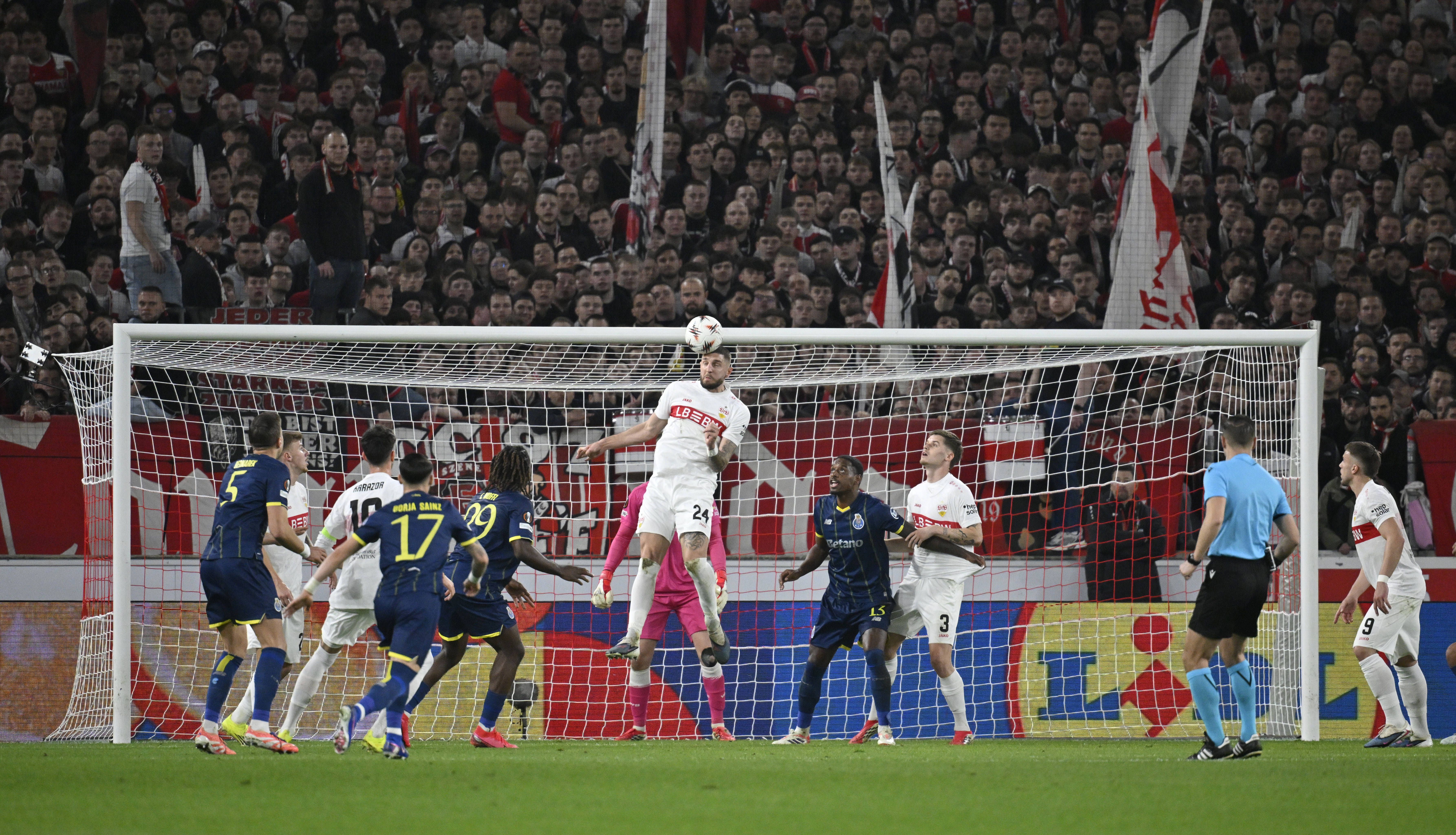 Chabot nas alturas a afastar o perigo. Foto: IMAGO