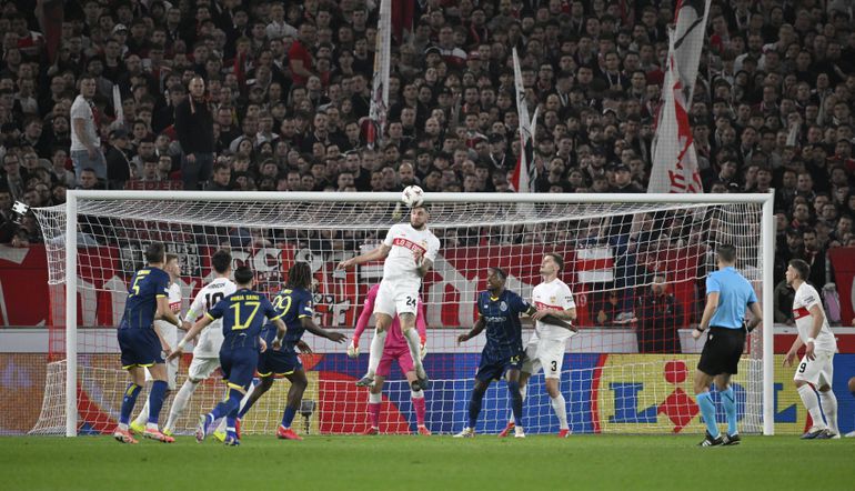 Chabot nas alturas a afastar o perigo. Foto: IMAGO