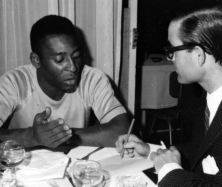 Mário Zambujal com Pelé - Foto: A BOLA
